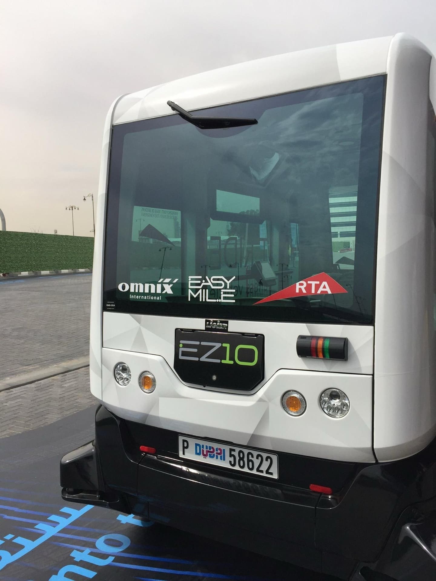 Parisul sufocat de poluare testează EZ10, minibus-ul fără șofer