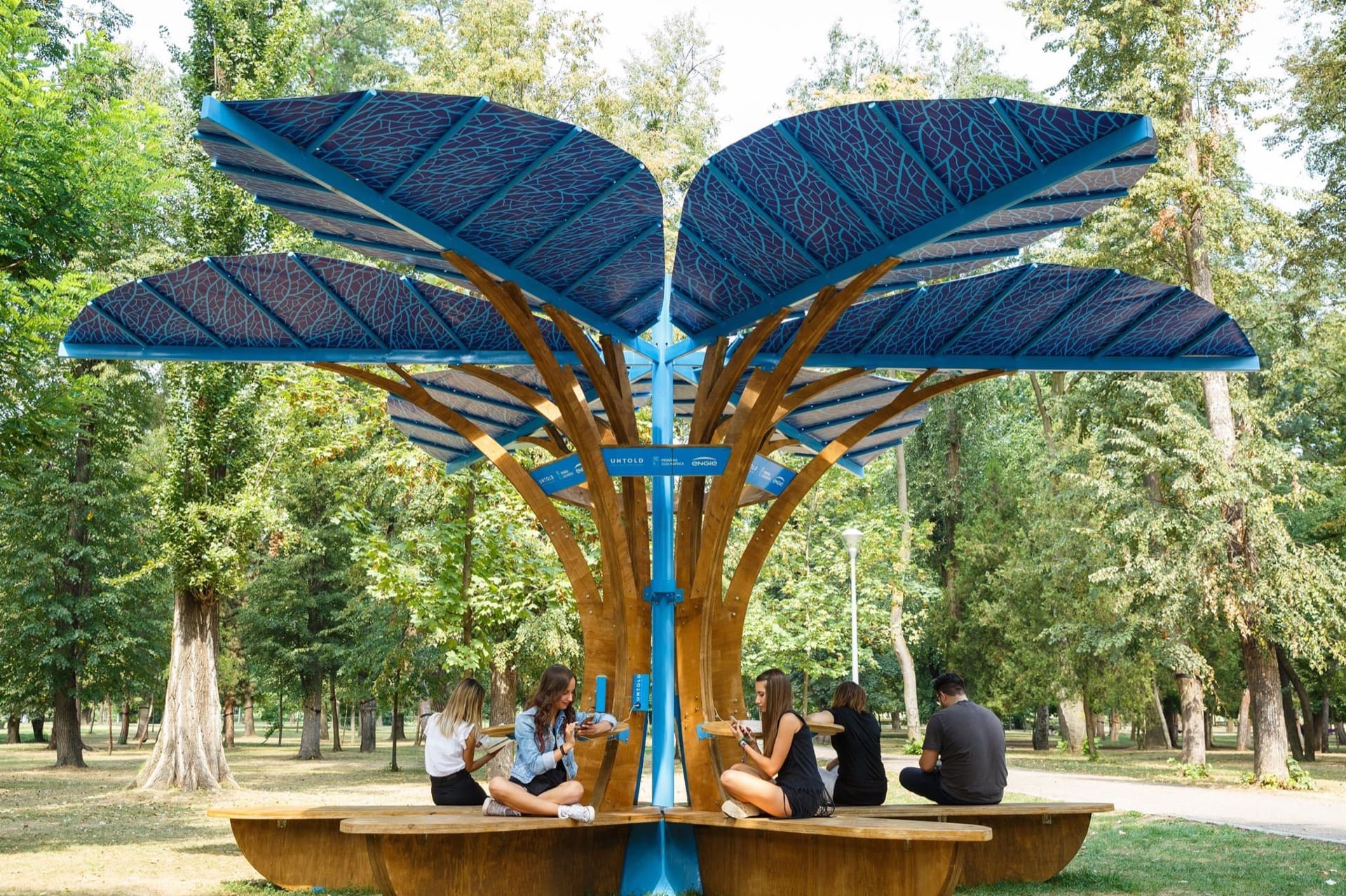 S-a lansat proiectul Green Spots - încărcătoare solare urbane pentru dispozitive mobile